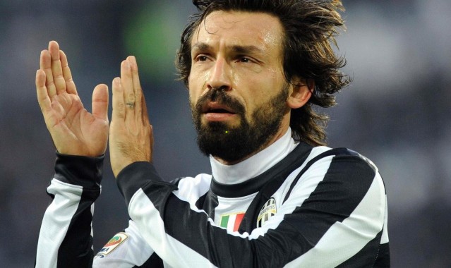 爱游戏中国-库拉索历史性闯入世界杯，终场哨响瞬间，本土广场狂欢庆祝足球梦圆