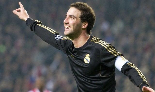 【爱游戏官方网站】把握机会决胜瞬间，戴维森晃动后空位三分精准命中锁定胜局