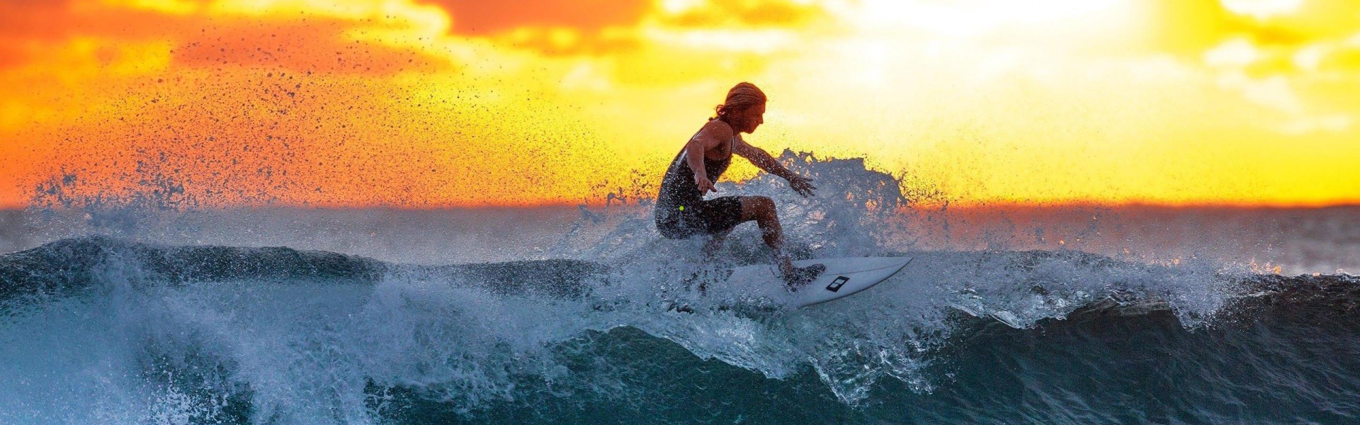 【爱游戏官方网站】湖人爵士对决现判罚争议，末节两次关键漏判左右比赛胜负