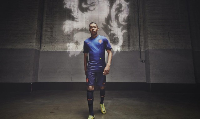 爱游戏下载爱游戏-安菲尔德惨案！利物浦1-4遭埃因霍温血洗，范戴克手球染红引爆欧冠争议